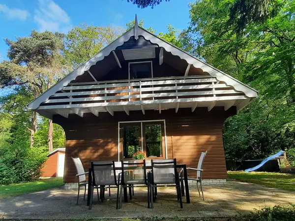CoCo buiten met eettafel