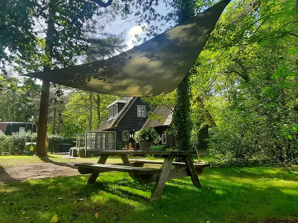 Sandy Hook met picknicktafel en schaduwzeil