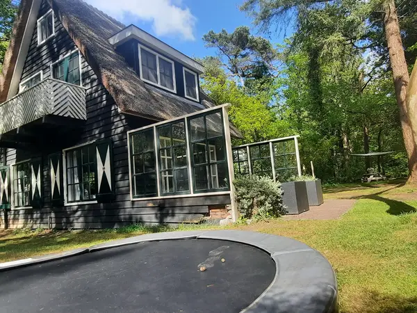 CoCo vanuit de tuin met trampoline